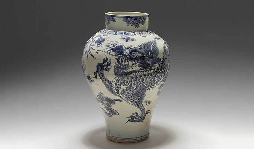 head on photo of a blue and white Chinese vase against a dark gray gradient backdrop